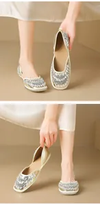 Dettaglio di eleganti scarpe basse in stile francese decorate con strass brillanti