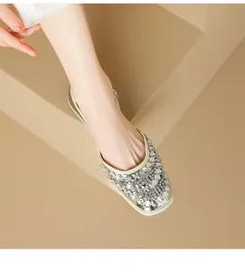 Dettaglio di eleganti scarpe basse stile francese con decorazioni in strass scintillanti