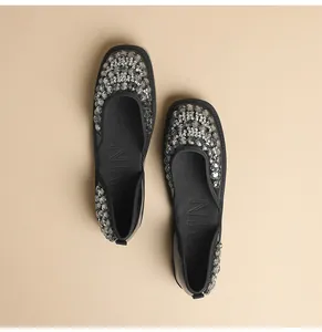 Dettaglio di ballerine nere con strass e un'elegante punta quadrata per donna