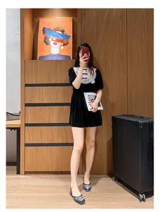 Elegante französische flache Schuhe mit Strasssteinen, von einem Model im Innenraum getragen