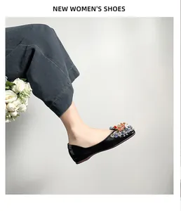 Detailansicht eleganter schwarzer französischer flacher Schuhe mit bunten Strassverzierungen