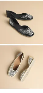 Dettaglio di eleganti scarpe basse da donna decorate con brillanti strass luccicanti