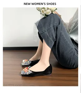 Elegante schwarze Ballerinas mit bunten Strasssteinen in einer Lifestyle-Umgebung
