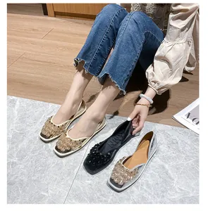 Dettaglio di sandali piatti con strass in vari colori dal raffinato stile francese