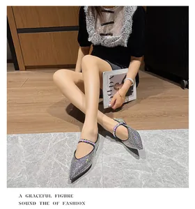 Modische Mary Jane-Ballerinas mit Strass und spitzer Kappe für Damen am Modell.
