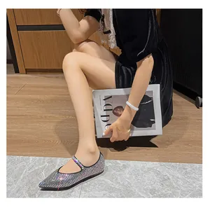 Elegante silberne Mary Jane Ballerinas mit Strass und spitzer Zehenpartie im Stil
