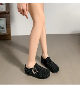 Vue détaillée de sabots en daim noir avec clous et boucle argentée style Birkenstock