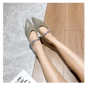 Nahaufnahme der funkelnden silbernen Mary Jane Flats mit spitzer Zehenpartie fuer Damen