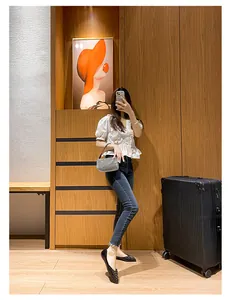 Detailansicht der schwarzen spitzen Ballerinas mit Pailletten in einer Lifestyle-Szene