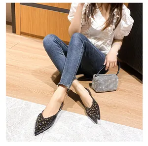 Elegante spitze Ballerinas mit goldenen Pailletten, präsentiert von einem Model.