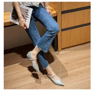 Silberne Mary Jane Ballerinas mit Strass und spitzer Zehenpartie auf einem Holzfußboden
