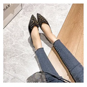Elegante schwarze spitze flache Schuhe mit feinen goldenen und schwarzen Pailletten
