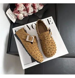 Vue de dessus de mocassins en daim marron cloutés avec une boucle métallique chic