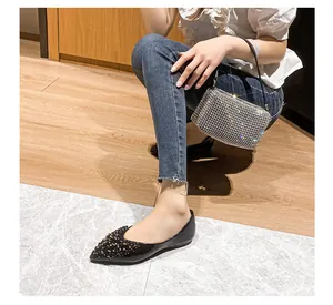Elegante schwarze spitze Ballerinas mit goldenen Pailletten, getragen von einem Modell in Mode