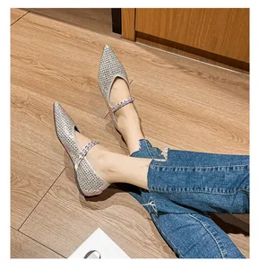Elegante Detailansicht silberner Mary Jane Ballerinas mit Strasssteinen auf Model