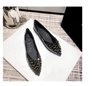 Elegante schwarze spitze Ballerinas mit aufwendigen gold-schwarzen Perlendetails