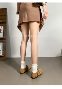 Vue détaillée des sabots cloutés marron style Birkenstock avec chaussettes blanches
