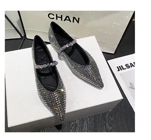 Detailansicht der funkelnden silbernen Strass-Ballerinas mit spitzer Kappe und Schmuckriemen