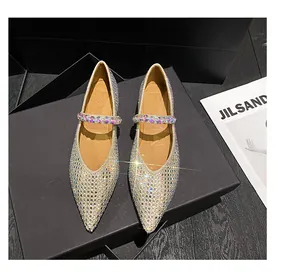 Detailansicht glitzernder silberner Mary Jane Ballerinas mit Strass und Spitze