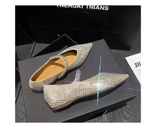 Detailansicht funkelnder silberner Mary Jane Ballerinas mit spitzer Zehenpartie und Strass