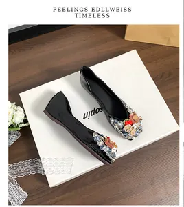Elegante schwarze Lackleder-Ballerinas mit bunten Strass- und Kristallverzierungen