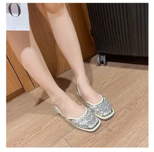 Detailansicht der funkelnden mit Strass verzierten flachen Schuhe im französischen Stil
