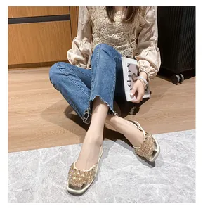 Eleganti sandali piatti in stile francese con strass luccicanti indossati da una modella