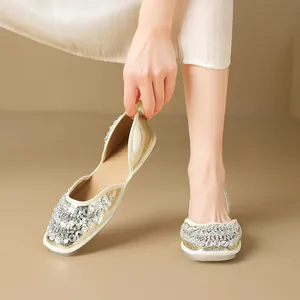 Eleganti ballerine dorate stile francese decorate con scintillanti cristalli strass