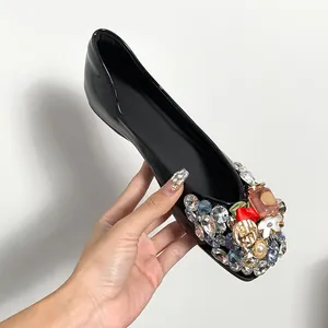 Französische Ballerinas aus schwarzem Lackleder mit elegantem Strassbesatz für Damen