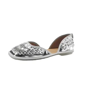 Scarpe piatte D'Orsay argentate con decorazioni di lusso in strass per abito da sera