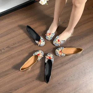 Elegante flache Schuhe im französischen Stil mit luxuriöser Kristallverzierung in Silber.