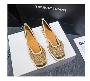 Primo piano di scarpe basse stile francese con cristalli e design elegante a punta quadra.