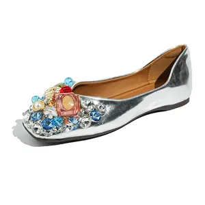 Elegante silberne Damen-Ballerinas mit bunten Strass- und Kristallverzierungen glänzend