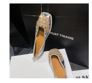 Scarpe basse argento eleganti con dettagli lussuosi in cristallo e strass brillanti