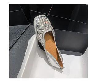 Elegante silberne Ballerinas im französischen Stil mit funkelnden Strasssteinen vorne.