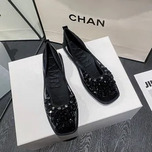 Eleganti scarpe ballerine nere in stile francese con brillanti decorazioni in strass