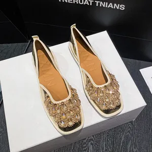 Eleganti ballerine dorate stile francese con punta quadrata impreziosita da strass