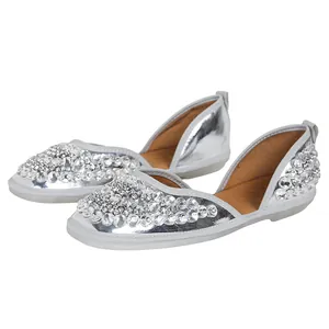 Elegante silberne D'Orsay-Flats mit funkelnden Strassverzierungen an der Spitze für Damen