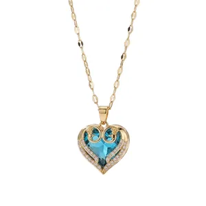 Élégant collier en or en forme de cœur avec pendentif en cristal bleu et pavé