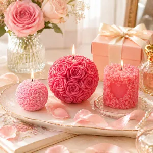 Juego de velas aromáticas de rosas con delicados motivos florales en tonos rosas