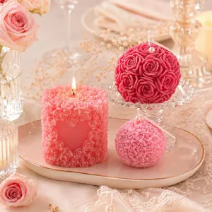 Velas aromáticas artesanales talladas con flores de rosa en tonos rosa