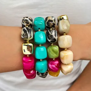 Detailansicht von böhmischen bunten quadratischen Perlenarmbändern am Handgelenk