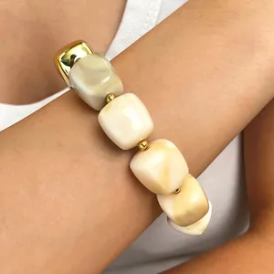 Detailansicht eines handgefertigten Armbands mit Marmorwürfeln und goldenen Akzenten