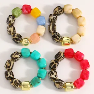 Klobige Kunstharz-Armbänder mit Leopardenmuster und bunten Würfelperlen, 4er-Set.