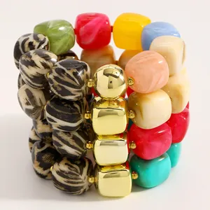 Detailaufnahme eines böhmischen mehrlagigen Harzperlen-Armbands mit Leopardenmuster-Akzent
