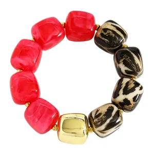 Nahaufnahme eines böhmischen handgefertigten Perlenarmbandes mit roten Leopardenperlen