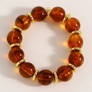 Böhmisches Armband mit durchscheinenden bernsteinfarbenen Perlen und goldenen Ringen