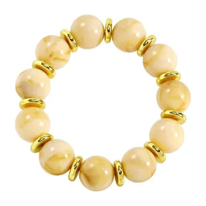 Detailansicht eines böhmischen Armbands mit cremefarbenen Marmorperlen und Goldakzenten