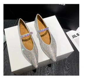 Elegante silberne Mary-Jane-Flachschuhe mit Strassbesatz und spitzer Zehenpartie.