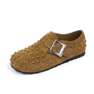 Mules style Birkenstock en daim marron avec clous et boucle pour femmes élégantes